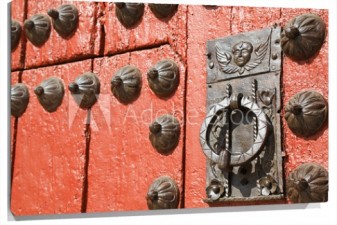 Lienzo Aldaba y herrajes de clavos en una puerta medieval roja salamanca