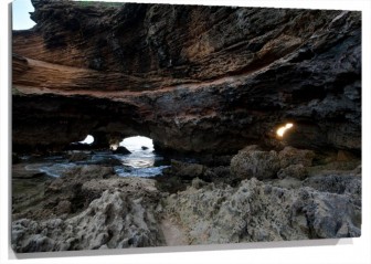 Lienzo agua entre las rocas