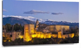 Lienzo Alhambra de Granada iluminada al atardecer con Sierra Nevada y pico Veleta