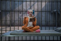  Murales Harley Quinn en la pelicula escuadron suicida tomando cafe y leyendo un libro en la carcel
