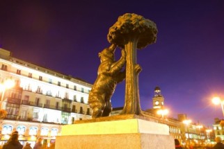  Murales Arbol y oso estatua